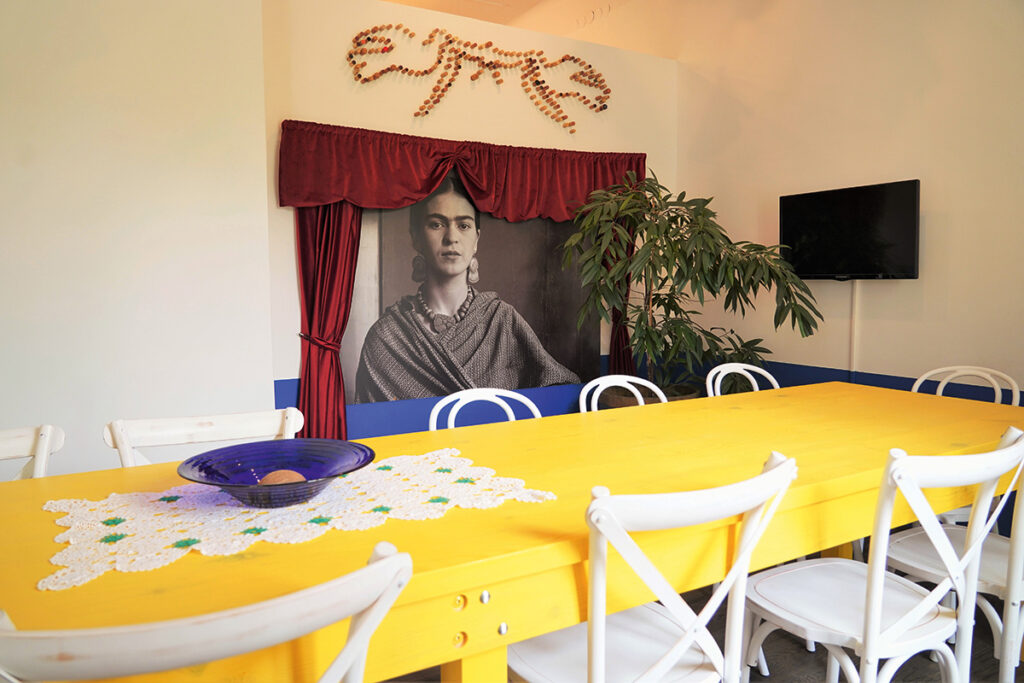 exhibition frida khalo fridita wystawa table yellow łazienki królewskie interior