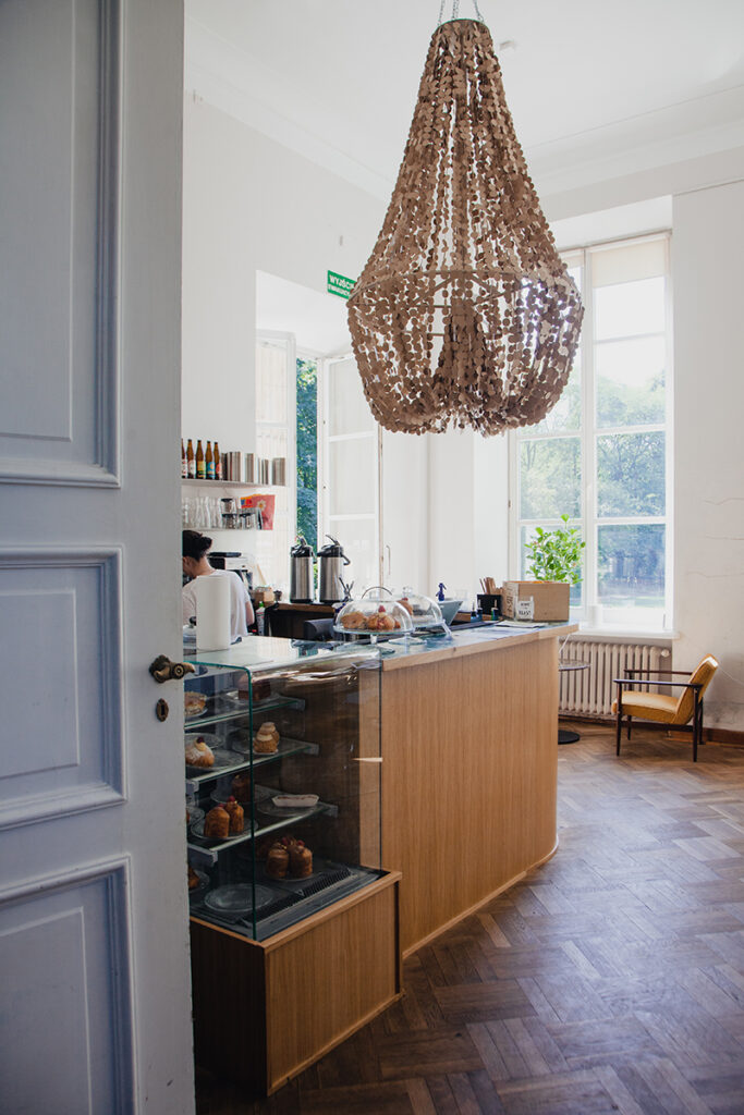 cafe pląs interior art deco lamp wood