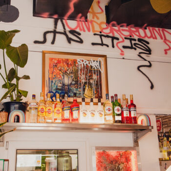 burgerlab warsaw restaurant piękna street food eat interior modern deco graffiti bootles alcohol